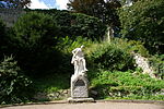 Das Shakespeare-Denkmal vor der künstlichen Ruine im Ilmpark