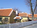 Häuser in Skagen sind traditionell ocker verputzt, das rote Ziegeldach wird von außen weiß verfugt.