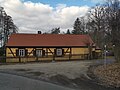 Vermutlich Zollhaus oder Steuereinnehmerhaus mit zwei, miteinander verbundenen Nebengebäuden, dazu Ufermauer des Jägerteichs entlang der Straße und Lindenlaube an der gegenüberliegenden Straßenecke (Einzeldenkmal der Sachgesamtheit 09301072)