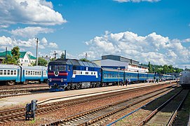 TEP70-0148 with a passenger train at Smorodyne station