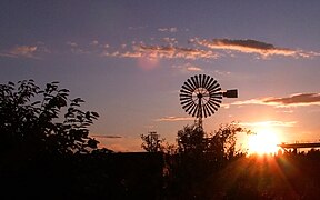 Windrad im LaPaDu beim Sonnenuntergang