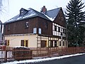 Einzeldenkmale der Sachgesamtheit Schneeberger Revier: Wohnhaus (Umgebinde, ehemals Huthaus und Bergschmiede) und Nebengebäude (siehe auch Sachgesamtheit 09301518)