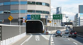 Die Rampe der Ausfahrt Umeda führt durch das Gate Tower Building