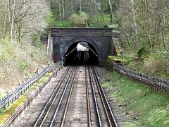 De Grange Hill Tunnel ten oosten van het station.