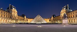 Piramide van het Louvre 's nachts