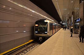 A M5 series train entering Vijzelgracht station