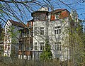 Mietshaus mit zweigeschossigem Holzbalkon