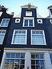 Huis met halsgevel met 2-oeils-de-boeuf