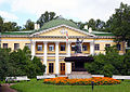 Hauptgebäude mit Skulptur der Gigea (2008)