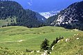 Dolinen am Chasseral, im Hintergrund die Schlucht Combe Grède mit dem Dorf Villeret