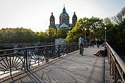 Fahr- bzw. Lauffläche mit Jugendstilgeländer. Die Kirche im Hintergrund ist St. Lukas