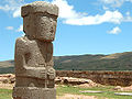 Tiwanaku şehrinde "Keşiş" adı verilen büyük taştan heykel