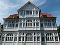 Villa „Malepartus“ in Binz mit vorgebauten Veranden aus Holz, Bogenfenstern und Dreiecksgiebel