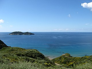 Zatoka Laganas i wyspa Peluzo widziane sponad plaży Sekania (2014)