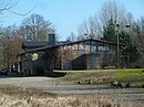 Bahnhof Lychen mit Stationsgebäude, Güterschuppen, zwei Bahnarbeiterwohnhäusern mit Nebengebäuden, Pumpe, Schuppen, Abortgebäude sowie Altbäumen und Kopfsteinpflasterung an Bahnhofstraße und Bahnhofsvorplatz