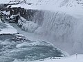 Schlucht des Gullfoss im Winter; gegenüber der zweiten Stufe bilden sich aus Wassertropfen massive Eiswände