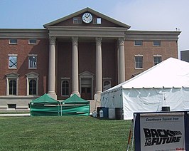 De set van het Hill Valleys gerechtsgebouw op het Backlot van Universal Studios