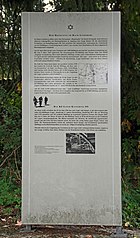Gedenkstein 1984 (links) und Informationstafel (rechts) zum ehemaligen KZ-Außenlager in der Kleingartenanlage (Fotos 2015).