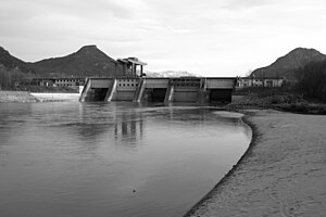 Das Laufwasserkraftwerk Nußdorf, rechts im Bild mündet der Grießenbach in den Inn