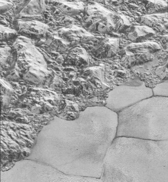 El-İdrîsî Montes'in kenarından Sputnik Planum kuzey 'kıyısı' boyunca yakından görünümü.