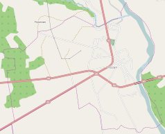 Mapa konturowa Różana, blisko centrum na prawo znajduje się punkt z opisem „Twierdza Różan”