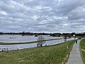 Blick vom südlichen Aussichtsturm auf das beim Weihnachtshochwasser 2023 gefüllte Becken in Richtung Nordost; Pegelstand 1,20 Meter