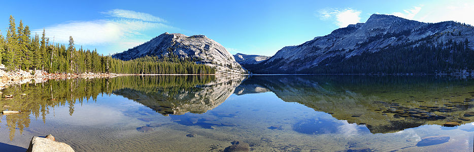 İsmini Kızılderili Şef Tenaya'dan alan Tenaya Gölü, Yosemite Ulusal Parkı içerisinde 2,484 m. yükseklikte yer almaktadır. Kasım ayında Tenaya Gölü'nün panoramik görünümü (Kaliforniya, ABD).(Üreten:Farwestern)