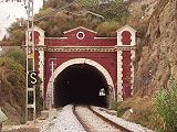 22. KW Ein Eisenbahntunnel in Sant Pol de Mar, Provinz Barcelona, Spanien.