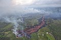 Lava fließt aus der länglichen Spalte 16-20