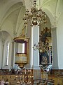 Seitlicher Blick Kanzel und Altar mit Leuchtern