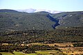 Gipfel des Mont Ventoux von Roussillon aus gesehen. Im Vordergrund die Monts de Vaucluse.