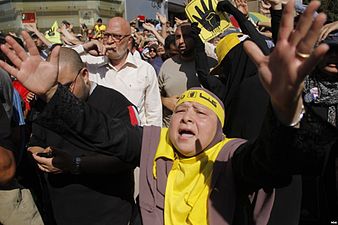 Die Anti-Putsch-Demonstration findet in Nasr-City, einer Hochburg der Muslimbruderschaft, statt.[143]