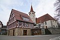 Ehemalige Schule, jetzt Bürgerhaus und Bibliothek, Kirche