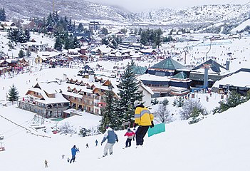 Bariloche’de olan Cerro Catedral Latin Amerika’nın en büyük kayak merkezidir.[11]