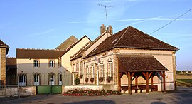 The town hall and school in Dollot