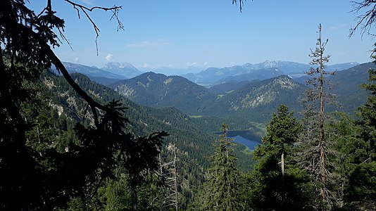 Blick vom Hausgrabenkopf nach Westen zum Weitsee und über Reit im Winkl in Richtung Zahmer Kaiser.