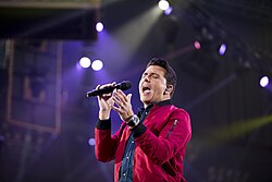 Smit performing in 2017