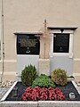 Priestergrab an der südlichen Außenmauer der Pfarrkirche