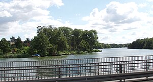 Rye Mølle Sø, Blick von der Landstraße 445 über den Damm