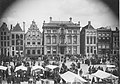 Oostwand van de Grote Markt met Scholtenhuis