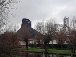 Sint-Josephkerk (Wateringen) -rechts de klokkentoren