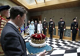 Alexander Douglas-Hamilton, 16. Duke of Hamilton, trägt die schottische Königskrone bei der Parlamentseröffnung 2011 Königin Elisabeth II. voraus.