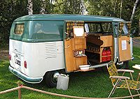 Ein T1 mit der Westfalia Campingbox und eingehängtem Türregal