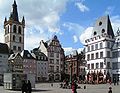 Hauptmarkt Trier mit Turm von St. Gangolf und Steipe