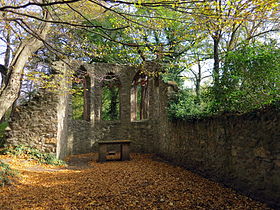 1830 auf den Fundamenten des romanischen Kapellenchores errichtete künstliche Ruine mit original gotischem Maßwerk aus Bensheim-Gronau.