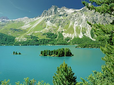 Silsersee, im Hintergrund Piz Materdell, Piz d’Emmat Dadaint und Piz Lagrev (v.l.).