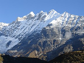 Der Kimshung (Mitte links) über dem Lirung-Gletscher (ganz links)