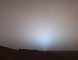 Ηλιοβασίλεμα στην επιφάνεια του πλανήτη Άρη, όπως φωτογραφήθηκε από το ρομποτικό όχημα Σπίριτ το 2005