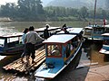 Fährboote am Hafen von Nong Khiao in Laos