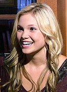 Olivia Holt met licht haar en donkere ogen